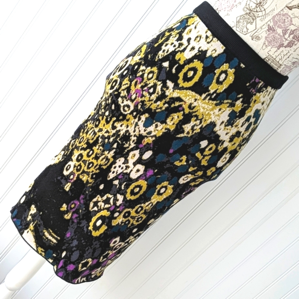 Stretch knit floral abstract fitted skirt EUC